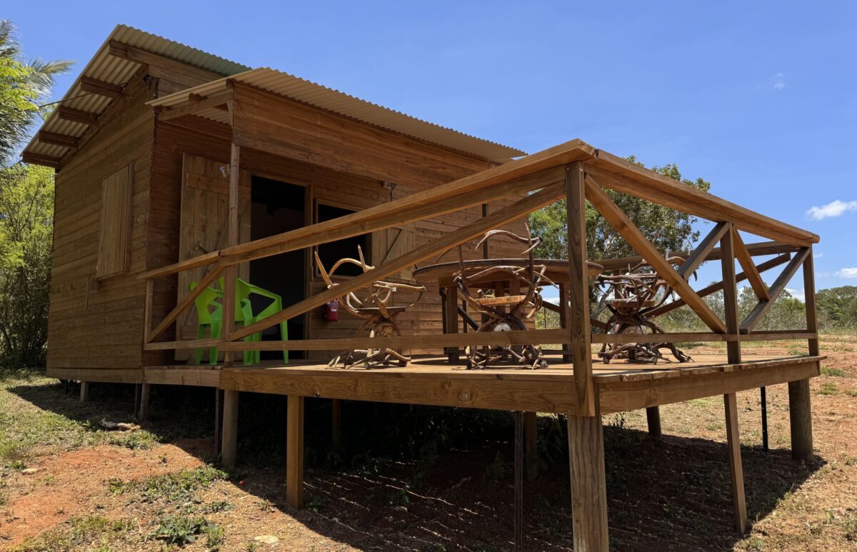 Vue de la terrasse de 14m² d'un bungalow situé dans le camping familial de Tarap Destination