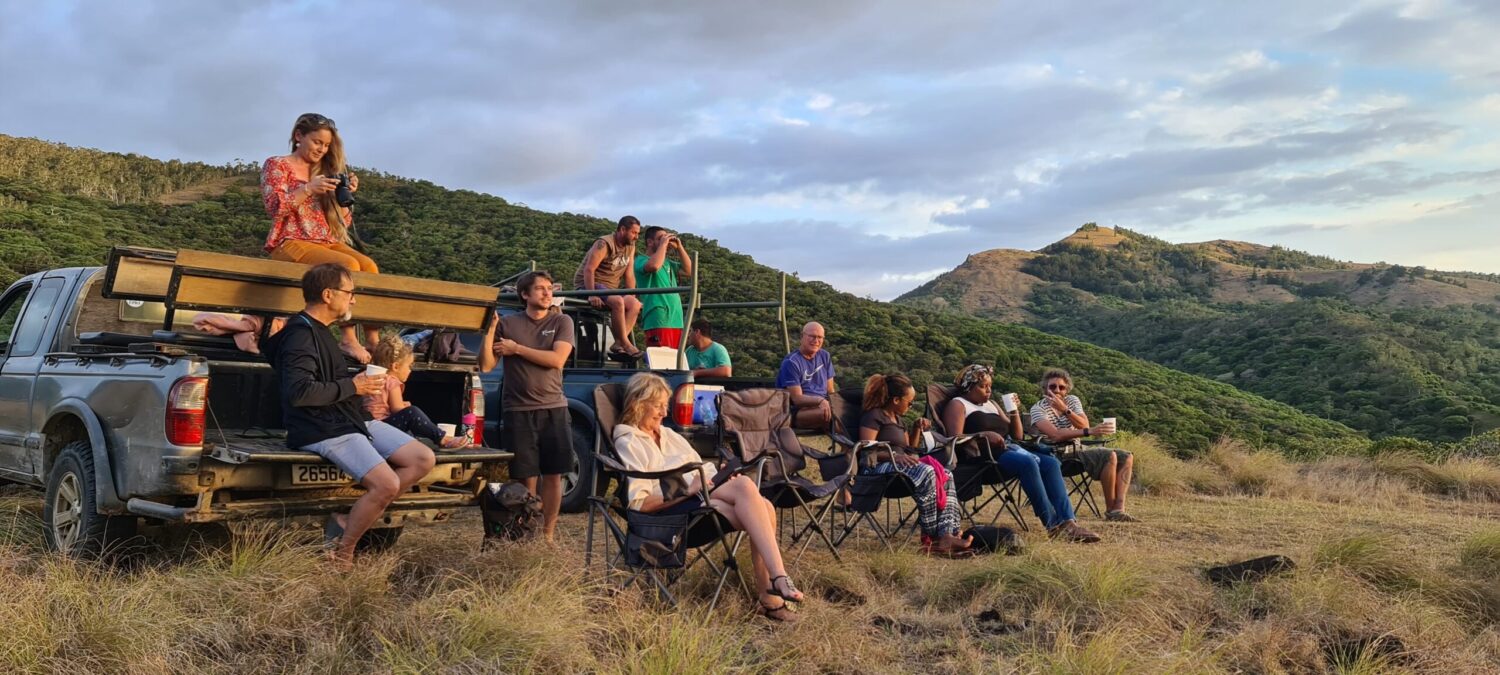 Un moment paisible d'un groupe de campeurs admirant le couché de soleil au point de vue de Tarap Destination.