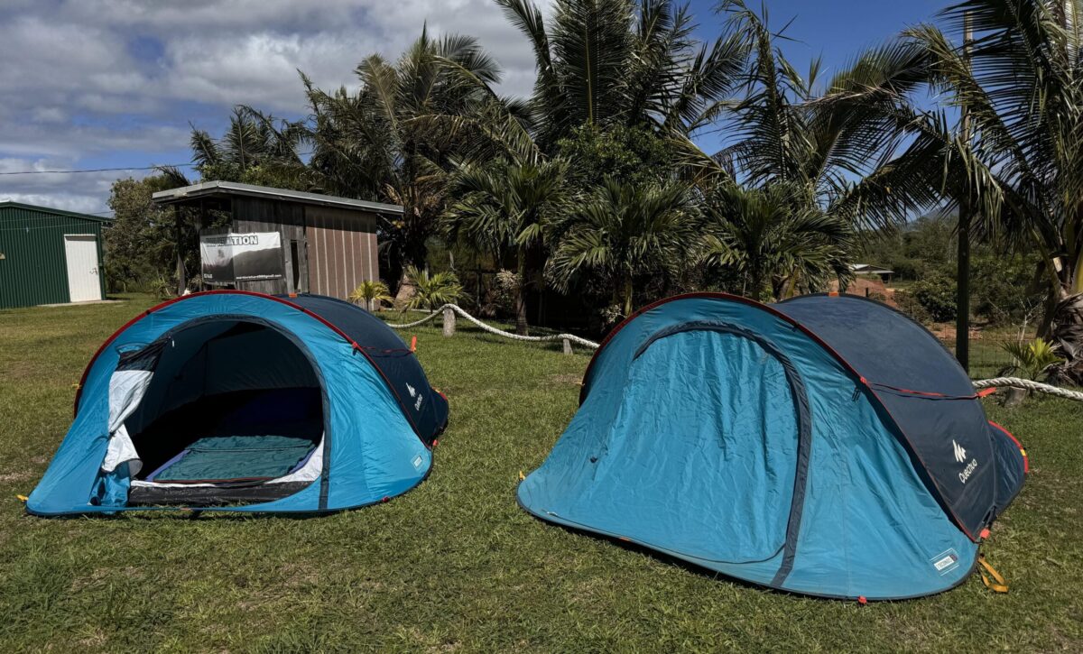 Le camping familial de Tarap Destination situé a 5 kms de Ouegoa.
En premier plan, les les tentes de camping tout compris