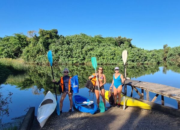 Tout proche du camping famailal, la mise à l'eau des kayaks sur la rive du fleuve Diahot