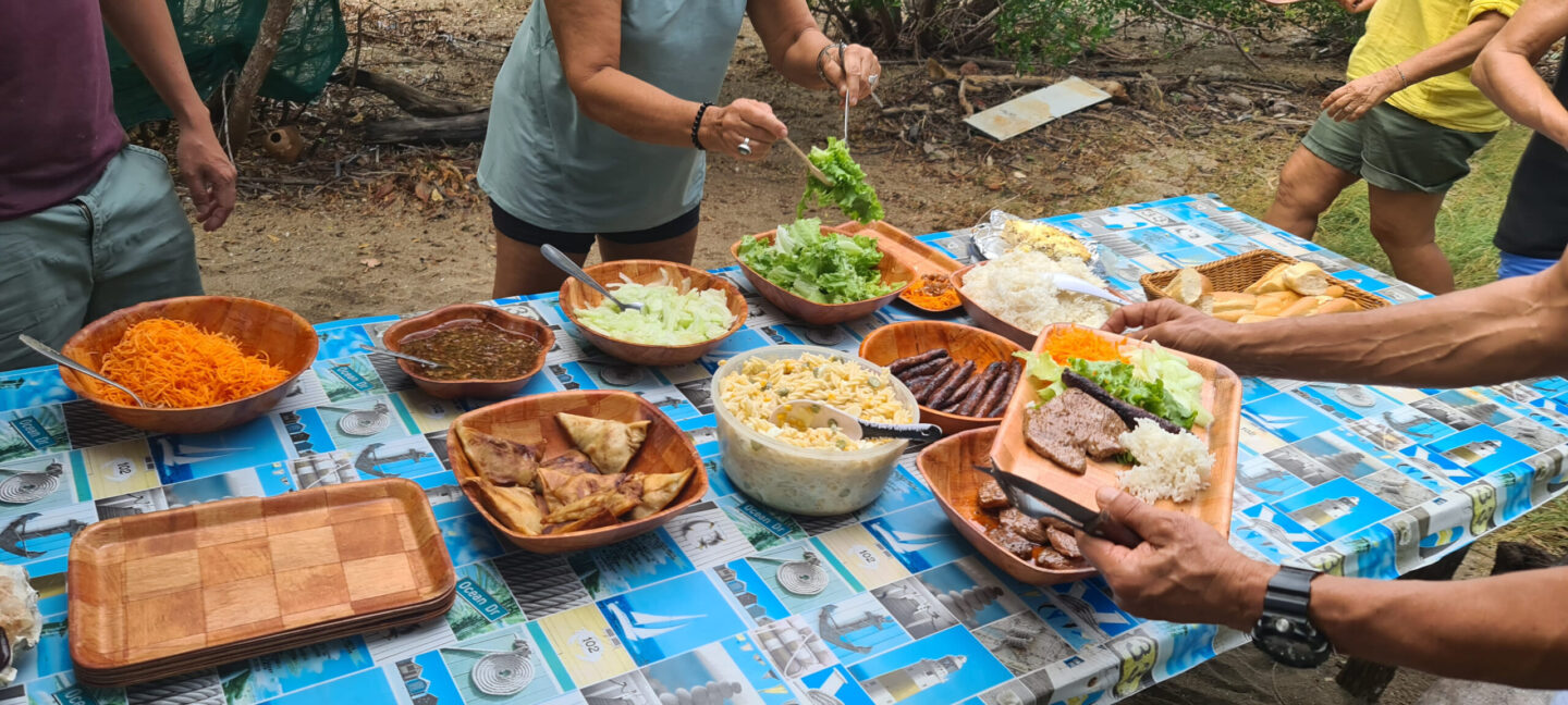 Un repas broussard sous un faré sur l'ile de Pam en Nouvelle Calédonie